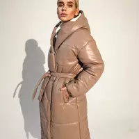 Довга жіноча зимова куртка - пуховик ZEFIR з екошкіри класу Lux на силіконі 200 з капюшоном бежевого кольору