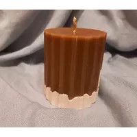 Рифлена свічка на бетоні